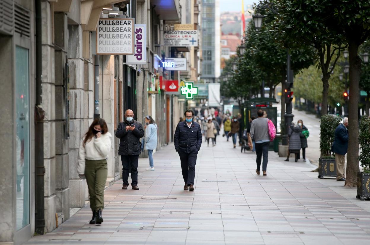 Por la tarde, la calle Uría de Oviedo registró menos tránsito que en las horas matutinas. 