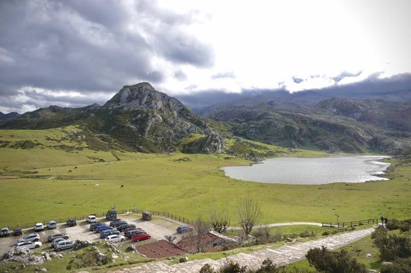 El buen tiempo se impone a las restricciones y anima a los asturianos a salir a la calle