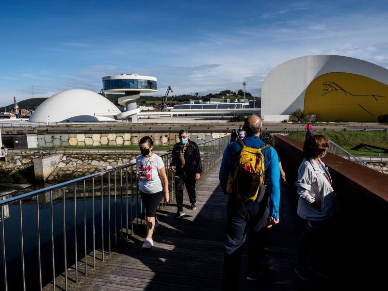 El buen tiempo se impone a las restricciones y anima a los asturianos a salir a la calle