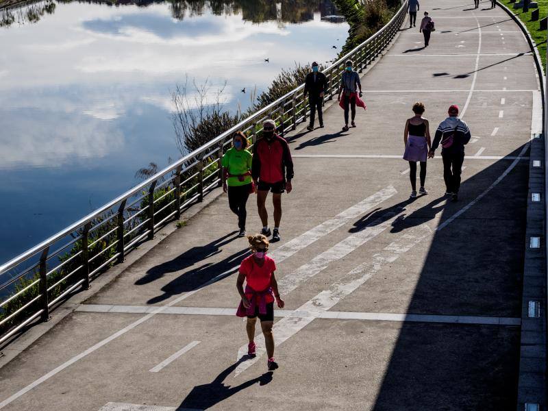 El buen tiempo se impone a las restricciones y anima a los asturianos a salir a la calle
