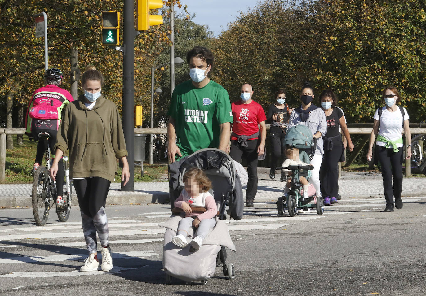 El buen tiempo se impone a las restricciones y anima a los asturianos a salir a la calle