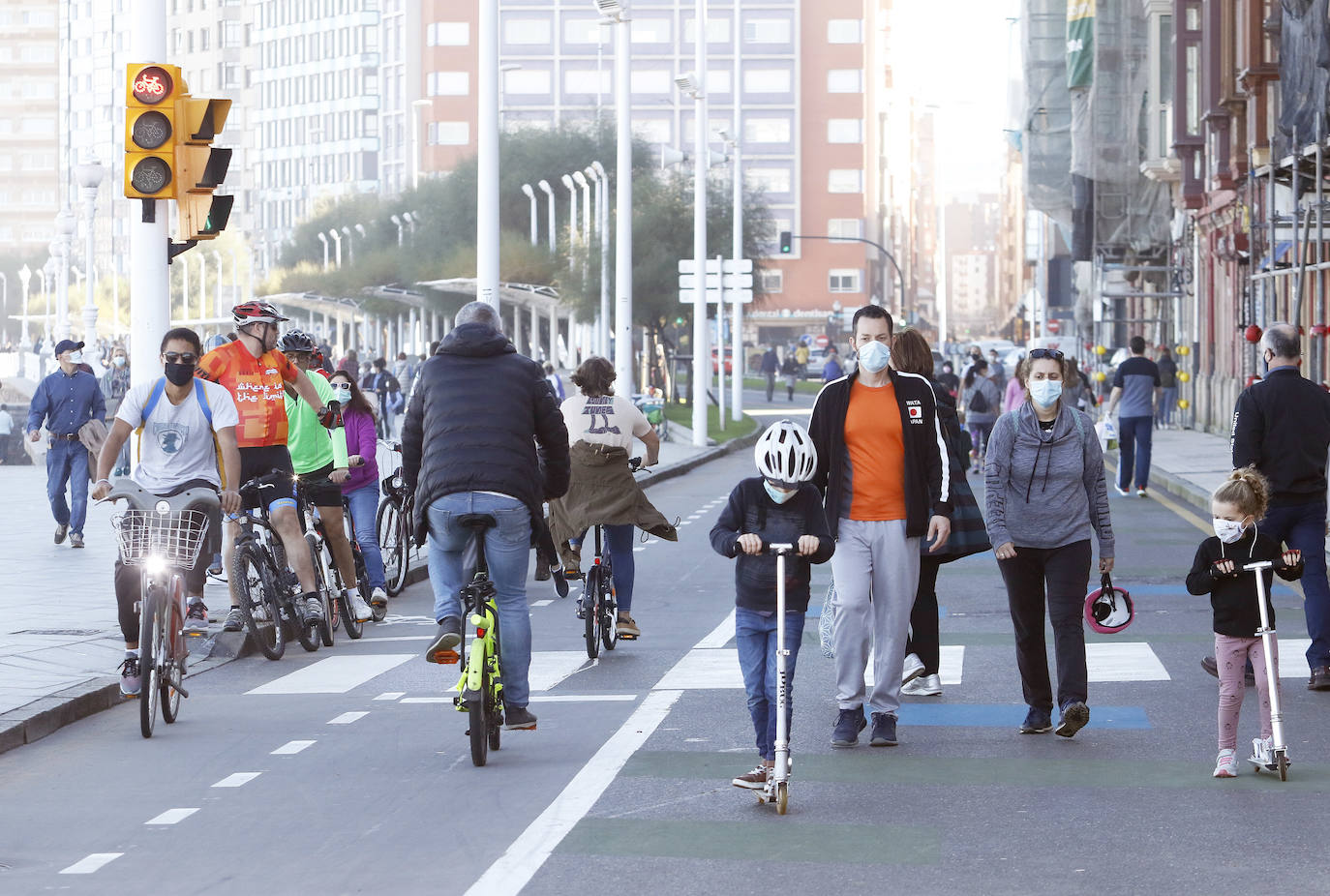 El buen tiempo se impone a las restricciones y anima a los asturianos a salir a la calle