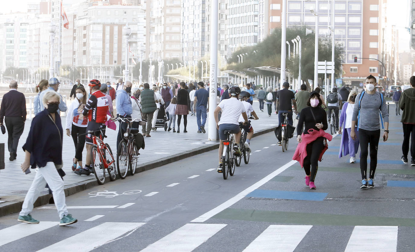 El buen tiempo se impone a las restricciones y anima a los asturianos a salir a la calle