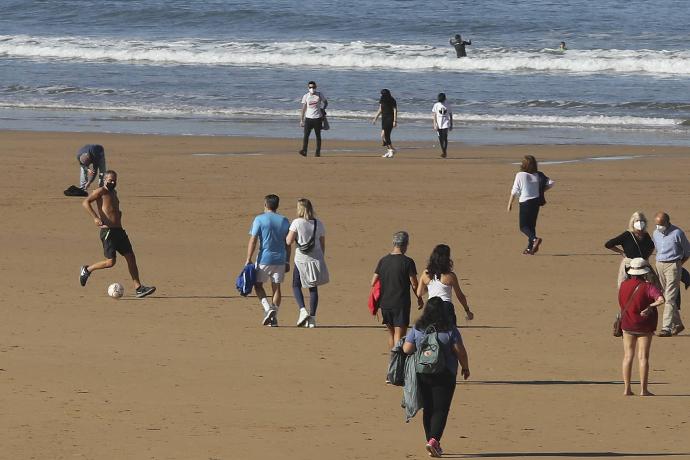 El buen tiempo se impone a las restricciones y anima a los asturianos a salir a la calle