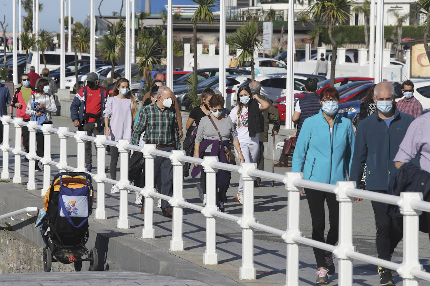 El buen tiempo se impone a las restricciones y anima a los asturianos a salir a la calle