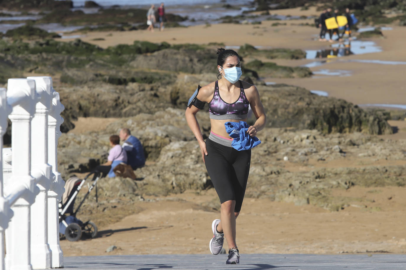 El buen tiempo se impone a las restricciones y anima a los asturianos a salir a la calle