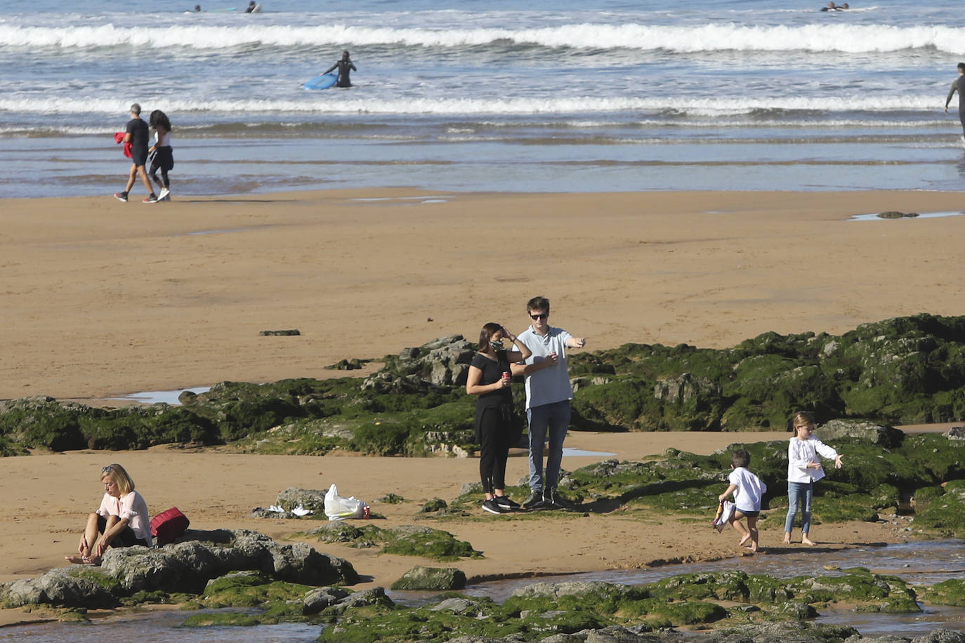 El buen tiempo se impone a las restricciones y anima a los asturianos a salir a la calle