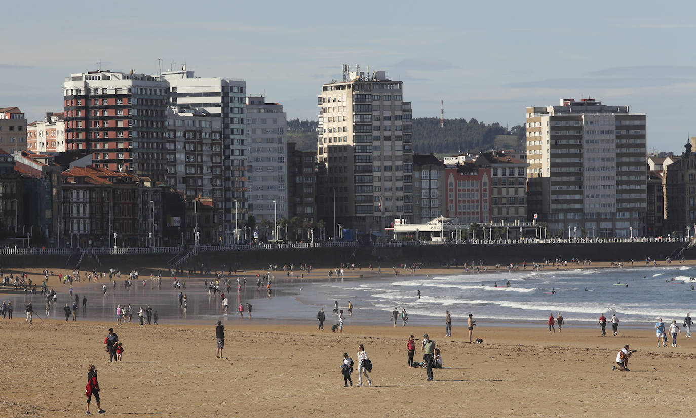 El buen tiempo se impone a las restricciones y anima a los asturianos a salir a la calle