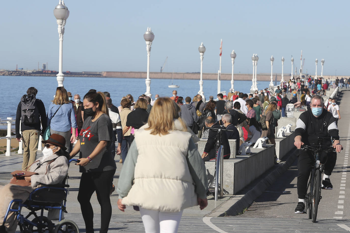 El buen tiempo se impone a las restricciones y anima a los asturianos a salir a la calle