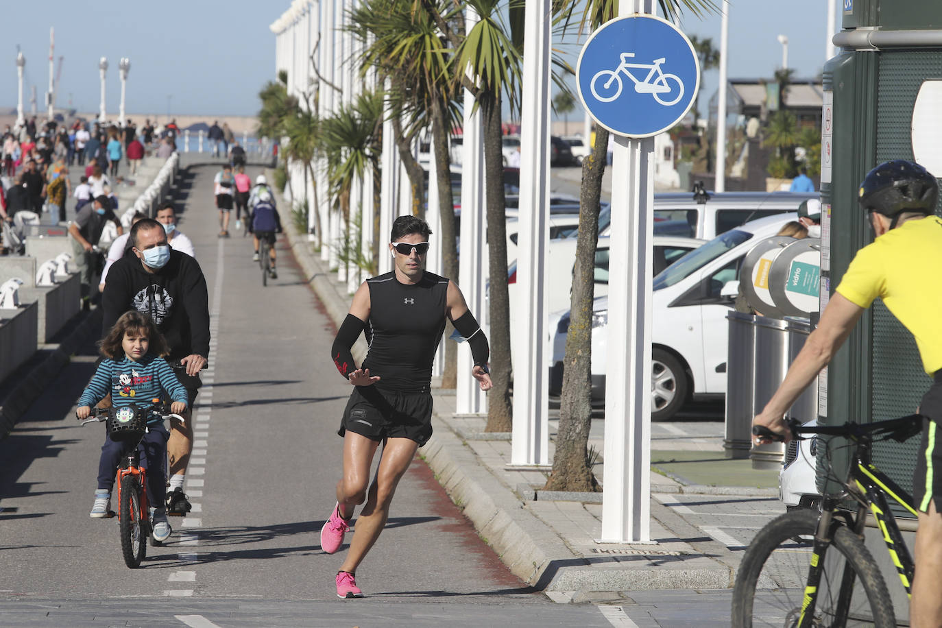 El buen tiempo se impone a las restricciones y anima a los asturianos a salir a la calle