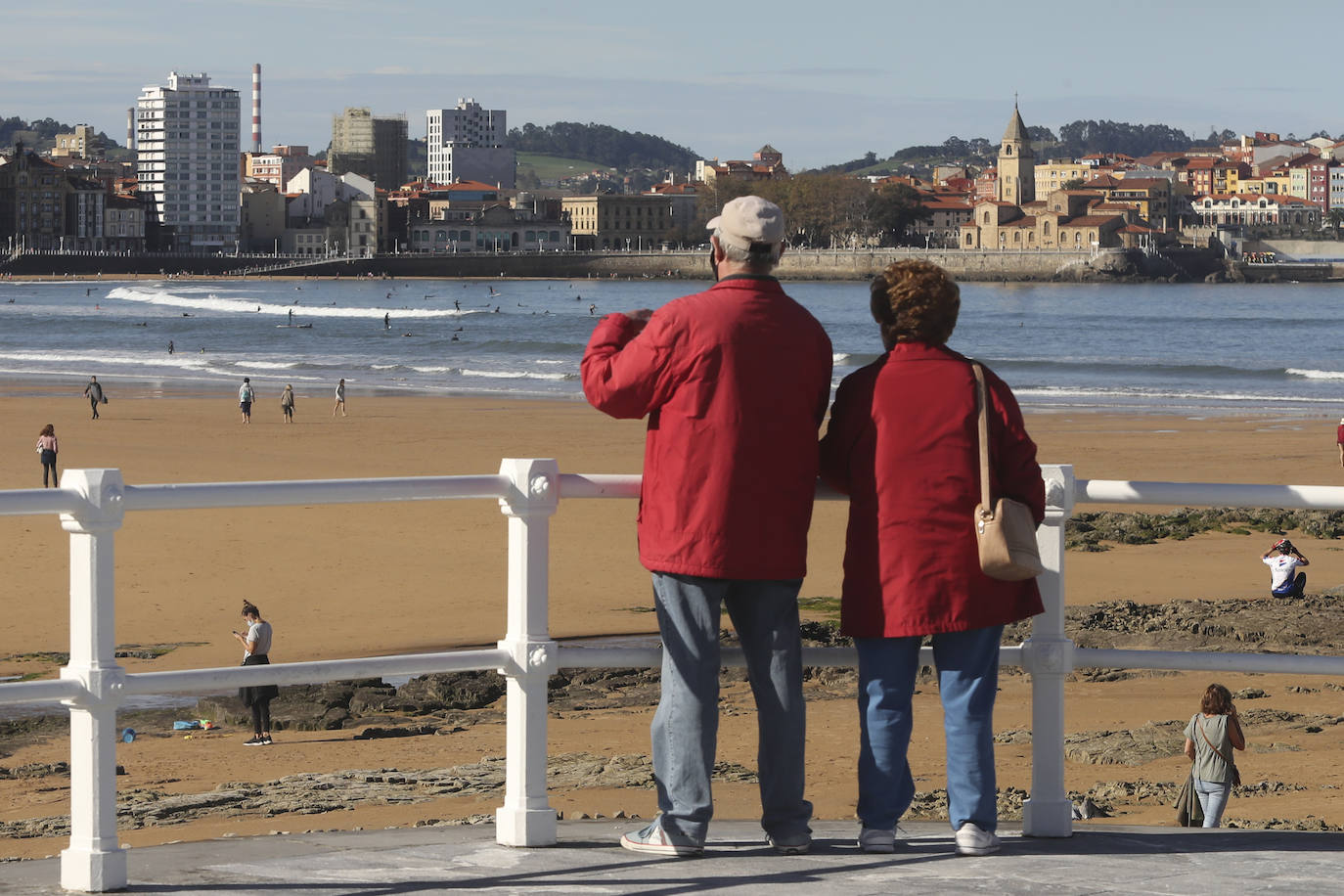 El buen tiempo se impone a las restricciones y anima a los asturianos a salir a la calle