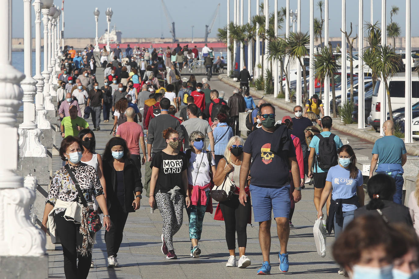 El buen tiempo se impone a las restricciones y anima a los asturianos a salir a la calle