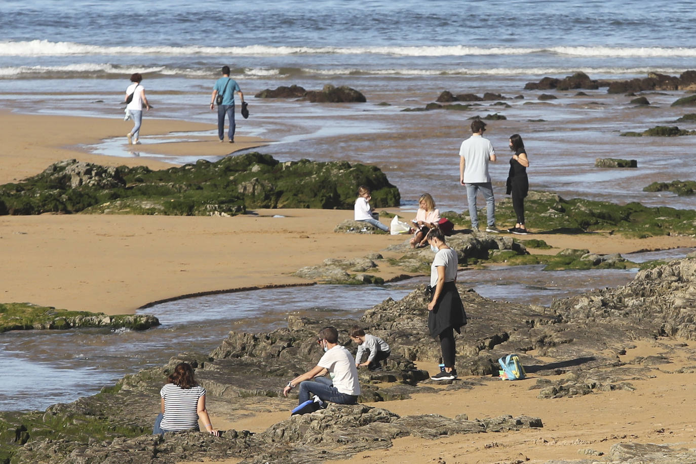 El buen tiempo se impone a las restricciones y anima a los asturianos a salir a la calle