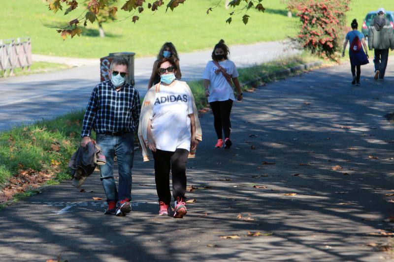 El buen tiempo se impone a las restricciones y anima a los asturianos a salir a la calle