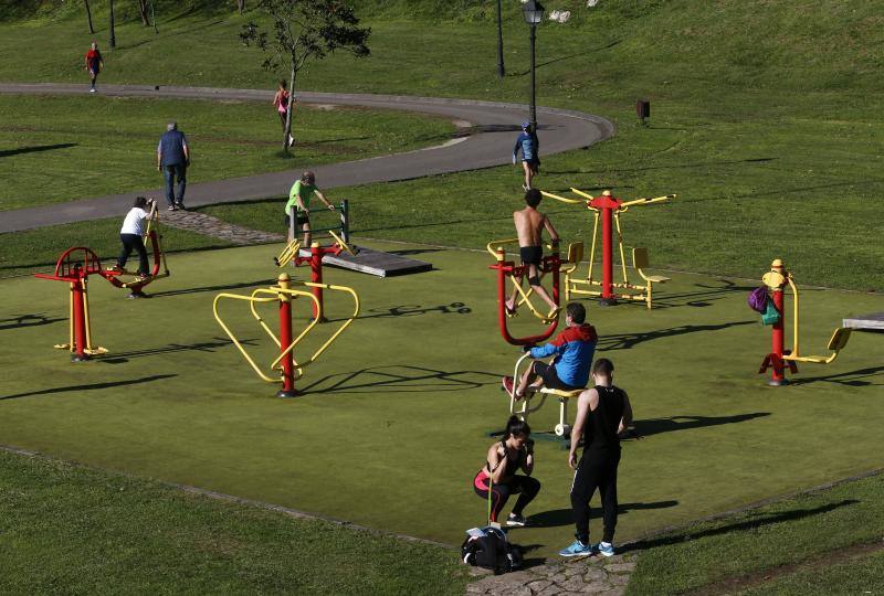 El buen tiempo se impone a las restricciones y anima a los asturianos a salir a la calle