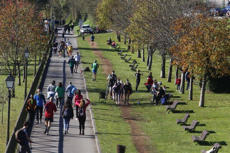 El buen tiempo se impone a las restricciones y anima a los asturianos a salir a la calle