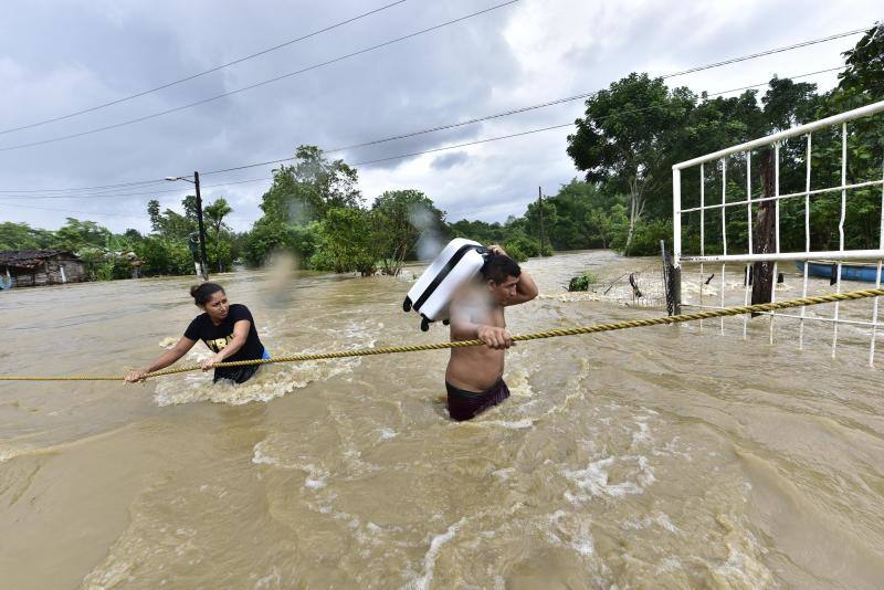 El ciclón Eta deja alrededor de 150 fallecidos o desaparecidos tras su paso por la zona norte de Guatemala. Un deslizamiento de tierras enterró unas 150 viviendas en Quejá, en el municipio de San Cristóbal Verapaz.