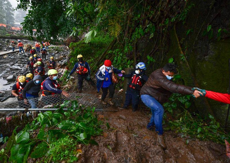 El ciclón Eta deja alrededor de 150 fallecidos o desaparecidos tras su paso por la zona norte de Guatemala. Un deslizamiento de tierras enterró unas 150 viviendas en Quejá, en el municipio de San Cristóbal Verapaz.