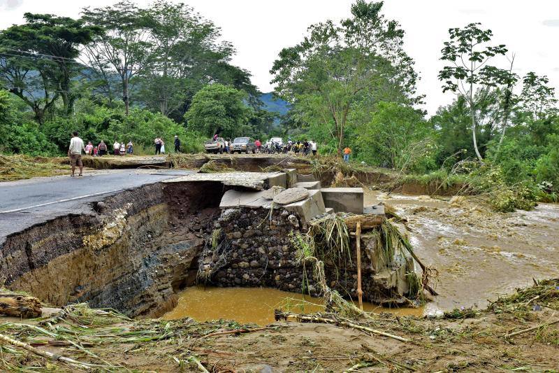 El ciclón Eta deja alrededor de 150 fallecidos o desaparecidos tras su paso por la zona norte de Guatemala. Un deslizamiento de tierras enterró unas 150 viviendas en Quejá, en el municipio de San Cristóbal Verapaz.