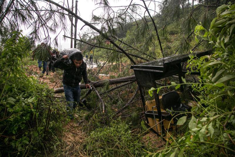 El ciclón Eta deja alrededor de 150 fallecidos o desaparecidos tras su paso por la zona norte de Guatemala. Un deslizamiento de tierras enterró unas 150 viviendas en Quejá, en el municipio de San Cristóbal Verapaz.