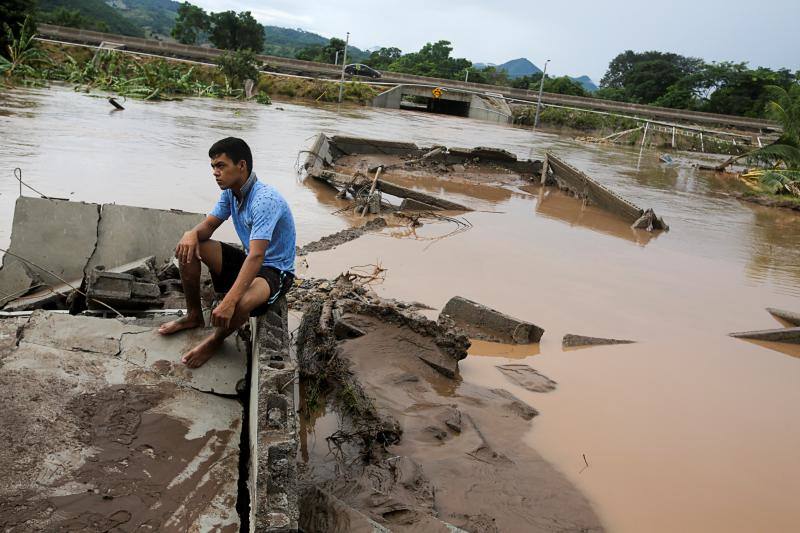 El ciclón Eta deja alrededor de 150 fallecidos o desaparecidos tras su paso por la zona norte de Guatemala. Un deslizamiento de tierras enterró unas 150 viviendas en Quejá, en el municipio de San Cristóbal Verapaz.