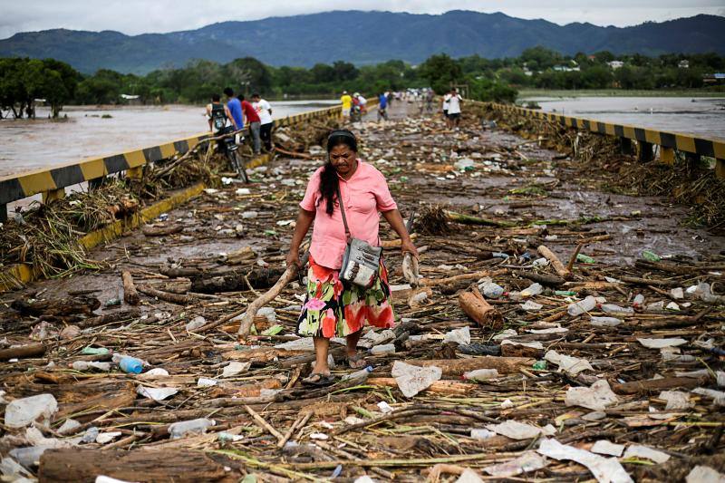 El ciclón Eta deja alrededor de 150 fallecidos o desaparecidos tras su paso por la zona norte de Guatemala. Un deslizamiento de tierras enterró unas 150 viviendas en Quejá, en el municipio de San Cristóbal Verapaz.