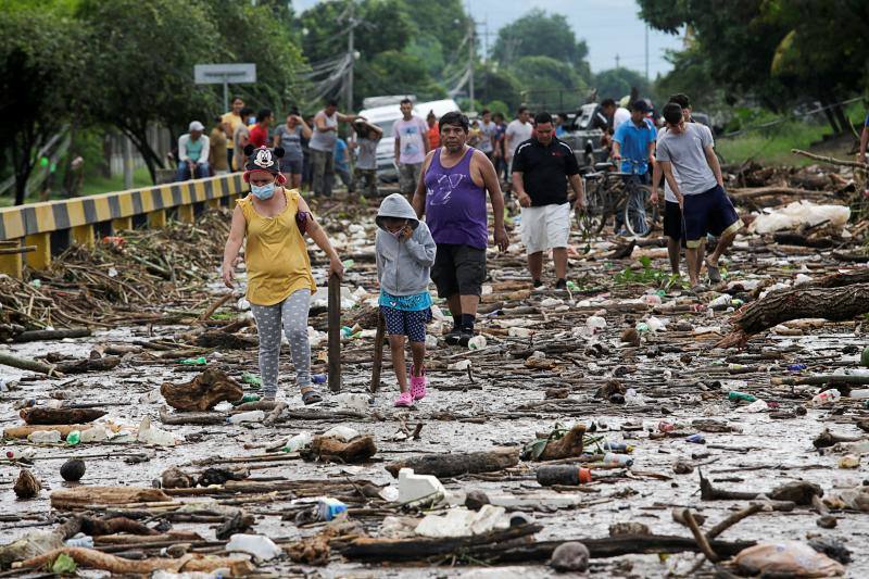 El ciclón Eta deja alrededor de 150 fallecidos o desaparecidos tras su paso por la zona norte de Guatemala. Un deslizamiento de tierras enterró unas 150 viviendas en Quejá, en el municipio de San Cristóbal Verapaz.