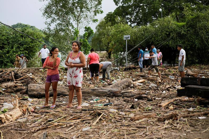 El ciclón Eta deja alrededor de 150 fallecidos o desaparecidos tras su paso por la zona norte de Guatemala. Un deslizamiento de tierras enterró unas 150 viviendas en Quejá, en el municipio de San Cristóbal Verapaz.