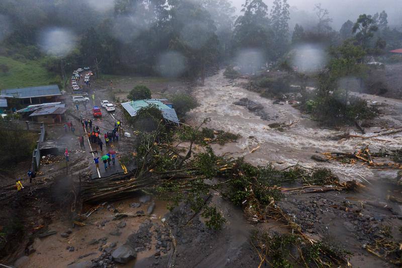 El ciclón Eta deja alrededor de 150 fallecidos o desaparecidos tras su paso por la zona norte de Guatemala. Un deslizamiento de tierras enterró unas 150 viviendas en Quejá, en el municipio de San Cristóbal Verapaz.