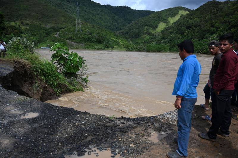 El ciclón Eta deja alrededor de 150 fallecidos o desaparecidos tras su paso por la zona norte de Guatemala. Un deslizamiento de tierras enterró unas 150 viviendas en Quejá, en el municipio de San Cristóbal Verapaz.