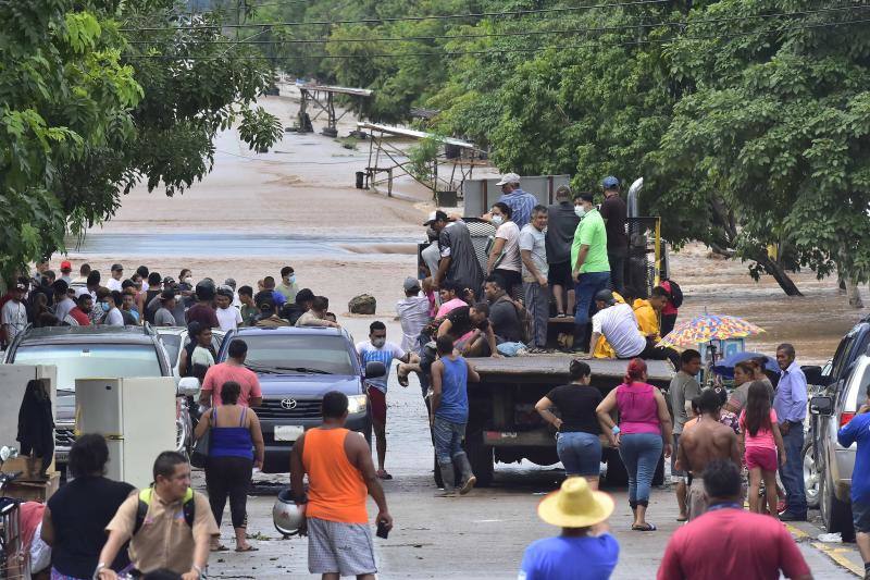 El ciclón Eta deja alrededor de 150 fallecidos o desaparecidos tras su paso por la zona norte de Guatemala. Un deslizamiento de tierras enterró unas 150 viviendas en Quejá, en el municipio de San Cristóbal Verapaz.