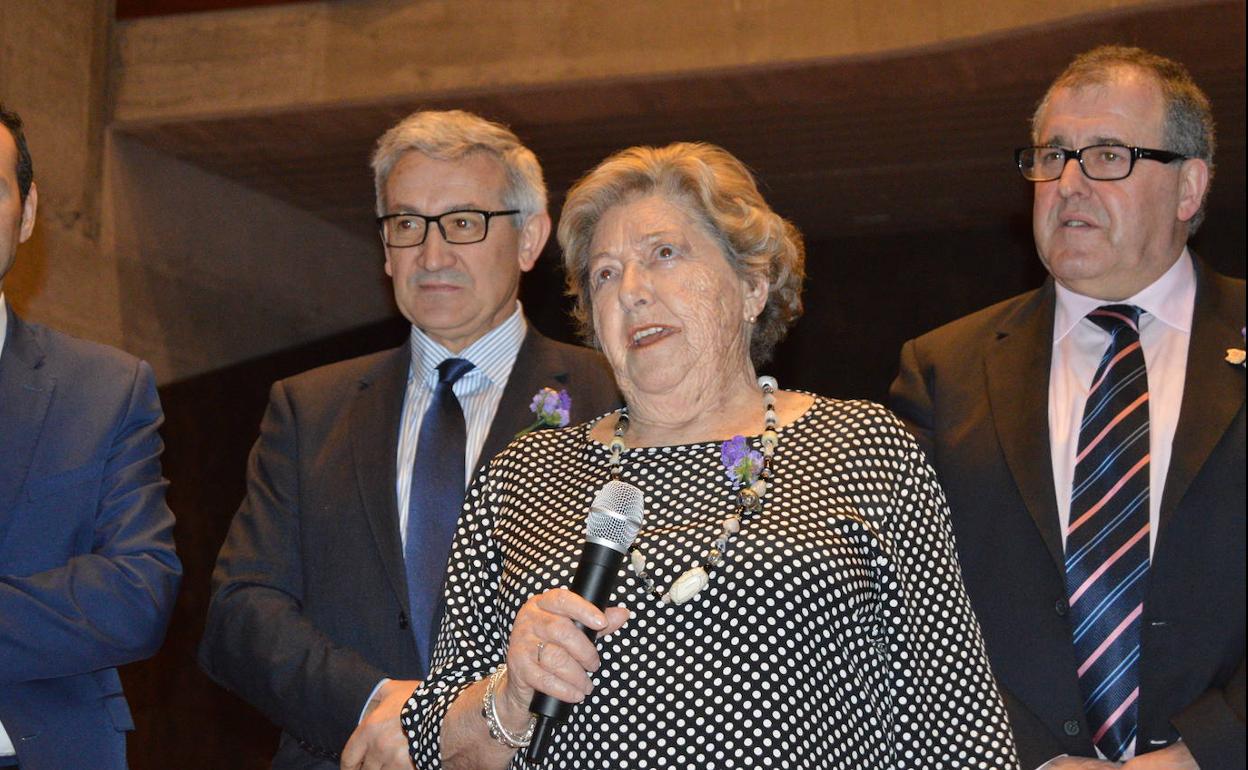 Marita Aragón, en el homenaje que le rindió la Universidad de Oviedo en Luarca en 2018.