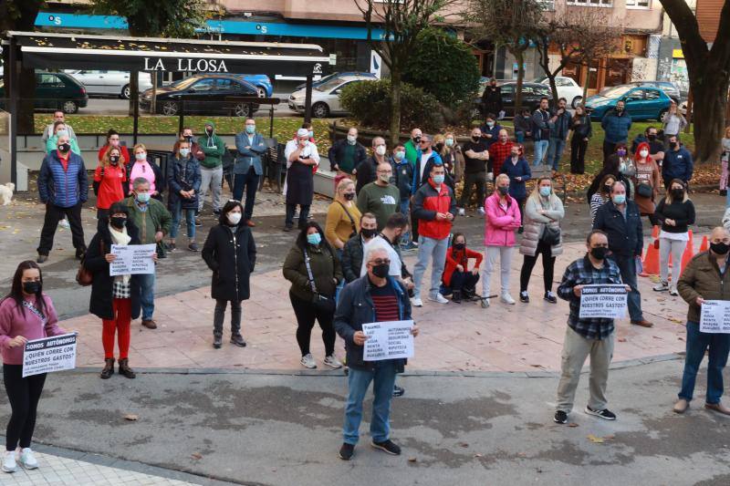 Hosteleros y comerciantes protestaron este sábado en el parque Dolores Fernández Duro, en La Felguera. El motivo era trasladar a los grupos con representación en el Ayuntamiento de Langreo la necesidad de impulsar, a nivel municipal, medidas para aligerar las cargas a estos sectores que se han visto forzados a cerrar por la crisis sanitaria. 