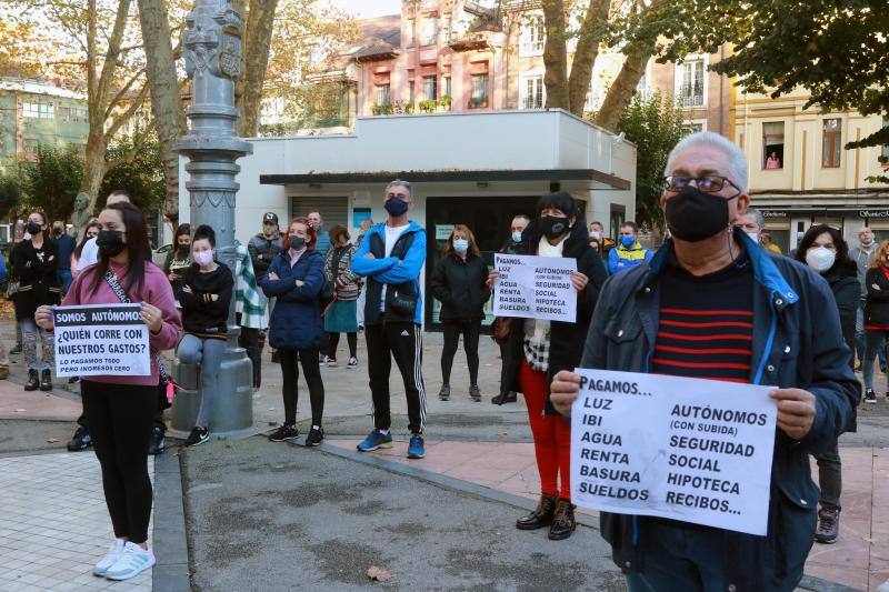 Hosteleros y comerciantes protestaron este sábado en el parque Dolores Fernández Duro, en La Felguera. El motivo era trasladar a los grupos con representación en el Ayuntamiento de Langreo la necesidad de impulsar, a nivel municipal, medidas para aligerar las cargas a estos sectores que se han visto forzados a cerrar por la crisis sanitaria. 