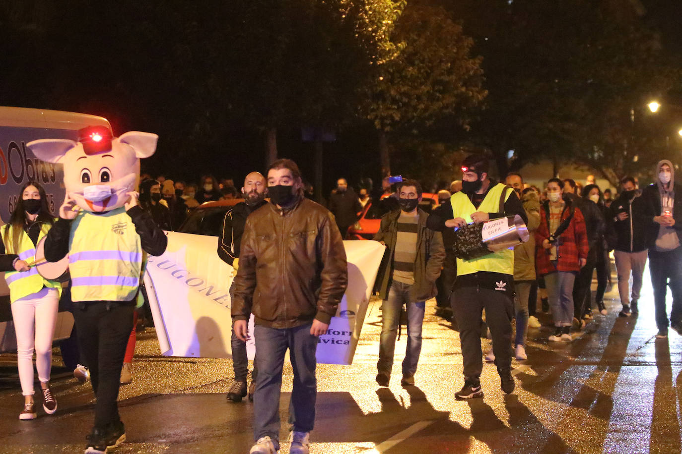 Comerciantes, vecinos y políticos en la oposición del Ayuntamiento de Siero se unieron para reivindicar ayudas a corto plazo para los sectores afectados por la crisis