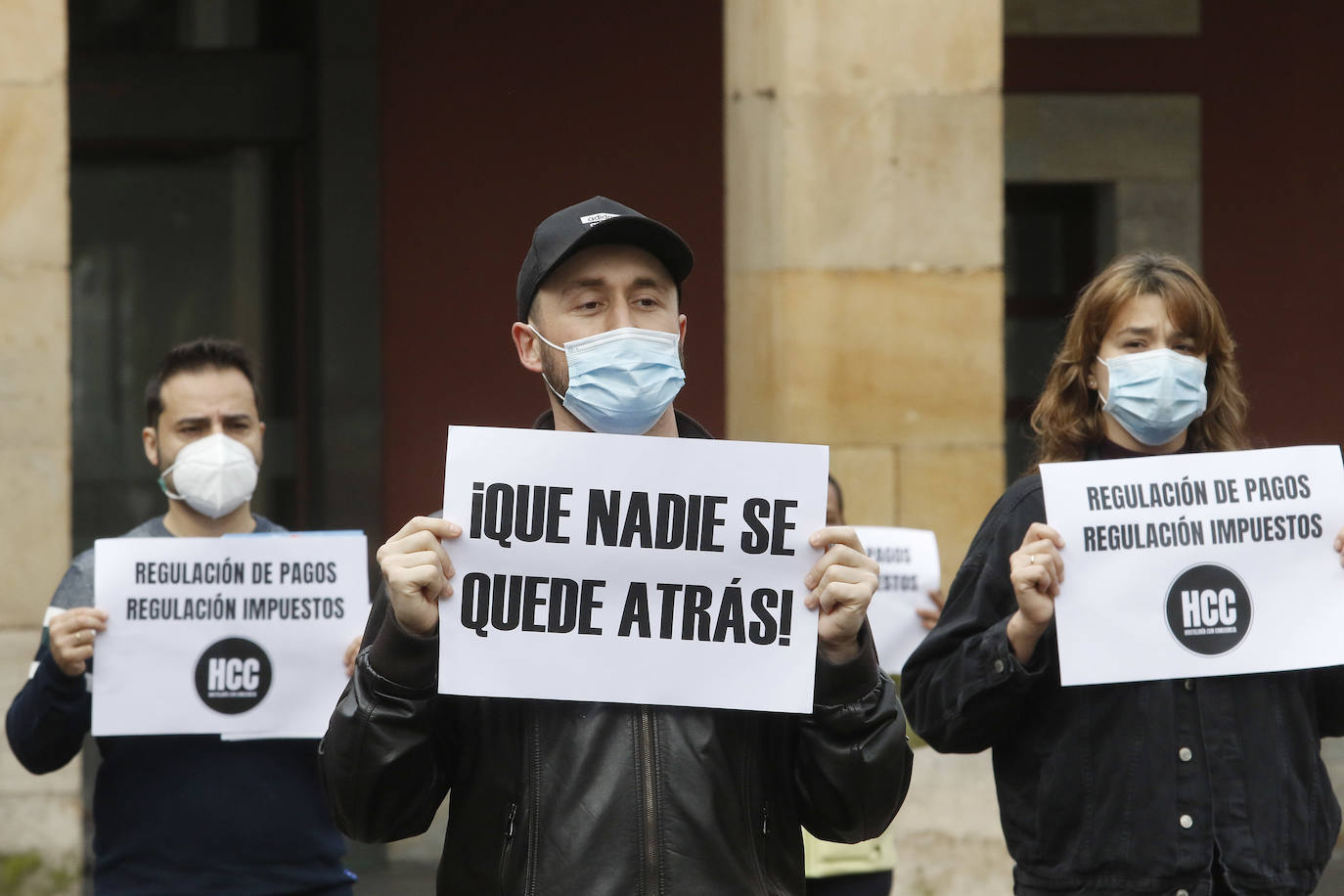 Miles de negocios en toda Asturias se han visto obligados a echar el cierre desde el pasado 4 de noviembre y mantendrán la persiana bajada al menos hasta el día 18. El objetivo es intentar frenar la segunda ola del coronavirus. Esta situación ha desembocado en manifestaciones de hosteleros y comerciantes distribuidas por todo el Principado y desarrolladas a lo largo de esta semana. Lugares como Gijón, Oviedo, Avilés, Mieres, Lugones, Valdés o Langreo han visto cómo sus hosteleros pedían que no se criminalice al sector, al tiempo que reclamaban ayudas compensatorias. 