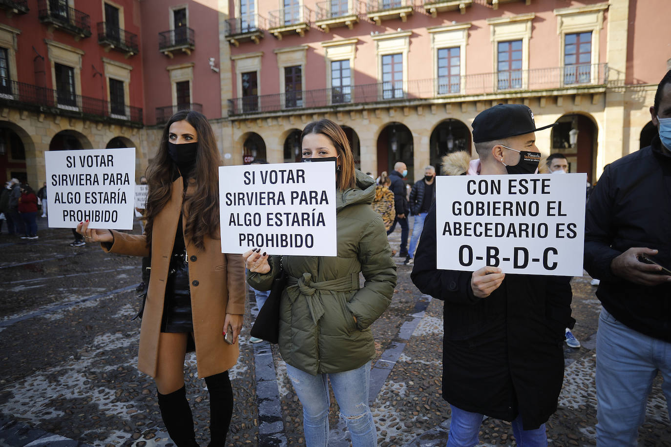 Miles de negocios en toda Asturias se han visto obligados a echar el cierre desde el pasado 4 de noviembre y mantendrán la persiana bajada al menos hasta el día 18. El objetivo es intentar frenar la segunda ola del coronavirus. Esta situación ha desembocado en manifestaciones de hosteleros y comerciantes distribuidas por todo el Principado y desarrolladas a lo largo de esta semana. Lugares como Gijón, Oviedo, Avilés, Mieres, Lugones, Valdés o Langreo han visto cómo sus hosteleros pedían que no se criminalice al sector, al tiempo que reclamaban ayudas compensatorias. 