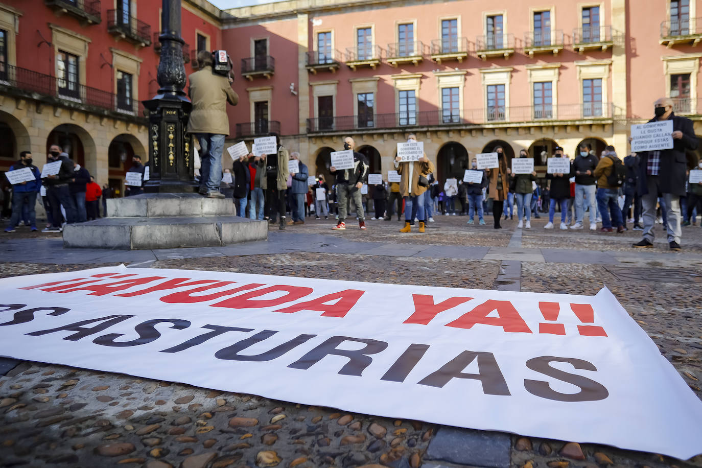 Miles de negocios en toda Asturias se han visto obligados a echar el cierre desde el pasado 4 de noviembre y mantendrán la persiana bajada al menos hasta el día 18. El objetivo es intentar frenar la segunda ola del coronavirus. Esta situación ha desembocado en manifestaciones de hosteleros y comerciantes distribuidas por todo el Principado y desarrolladas a lo largo de esta semana. Lugares como Gijón, Oviedo, Avilés, Mieres, Lugones, Valdés o Langreo han visto cómo sus hosteleros pedían que no se criminalice al sector, al tiempo que reclamaban ayudas compensatorias. 