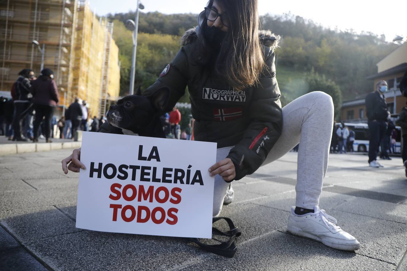 Miles de negocios en toda Asturias se han visto obligados a echar el cierre desde el pasado 4 de noviembre y mantendrán la persiana bajada al menos hasta el día 18. El objetivo es intentar frenar la segunda ola del coronavirus. Esta situación ha desembocado en manifestaciones de hosteleros y comerciantes distribuidas por todo el Principado y desarrolladas a lo largo de esta semana. Lugares como Gijón, Oviedo, Avilés, Mieres, Lugones, Valdés o Langreo han visto cómo sus hosteleros pedían que no se criminalice al sector, al tiempo que reclamaban ayudas compensatorias. 