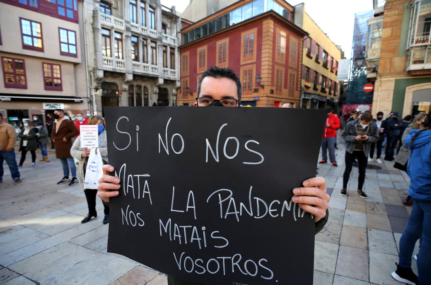 Miles de negocios en toda Asturias se han visto obligados a echar el cierre desde el pasado 4 de noviembre y mantendrán la persiana bajada al menos hasta el día 18. El objetivo es intentar frenar la segunda ola del coronavirus. Esta situación ha desembocado en manifestaciones de hosteleros y comerciantes distribuidas por todo el Principado y desarrolladas a lo largo de esta semana. Lugares como Gijón, Oviedo, Avilés, Mieres, Lugones, Valdés o Langreo han visto cómo sus hosteleros pedían que no se criminalice al sector, al tiempo que reclamaban ayudas compensatorias. 