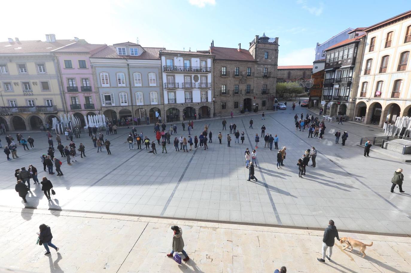 Miles de negocios en toda Asturias se han visto obligados a echar el cierre desde el pasado 4 de noviembre y mantendrán la persiana bajada al menos hasta el día 18. El objetivo es intentar frenar la segunda ola del coronavirus. Esta situación ha desembocado en manifestaciones de hosteleros y comerciantes distribuidas por todo el Principado y desarrolladas a lo largo de esta semana. Lugares como Gijón, Oviedo, Avilés, Mieres, Lugones, Valdés o Langreo han visto cómo sus hosteleros pedían que no se criminalice al sector, al tiempo que reclamaban ayudas compensatorias. 