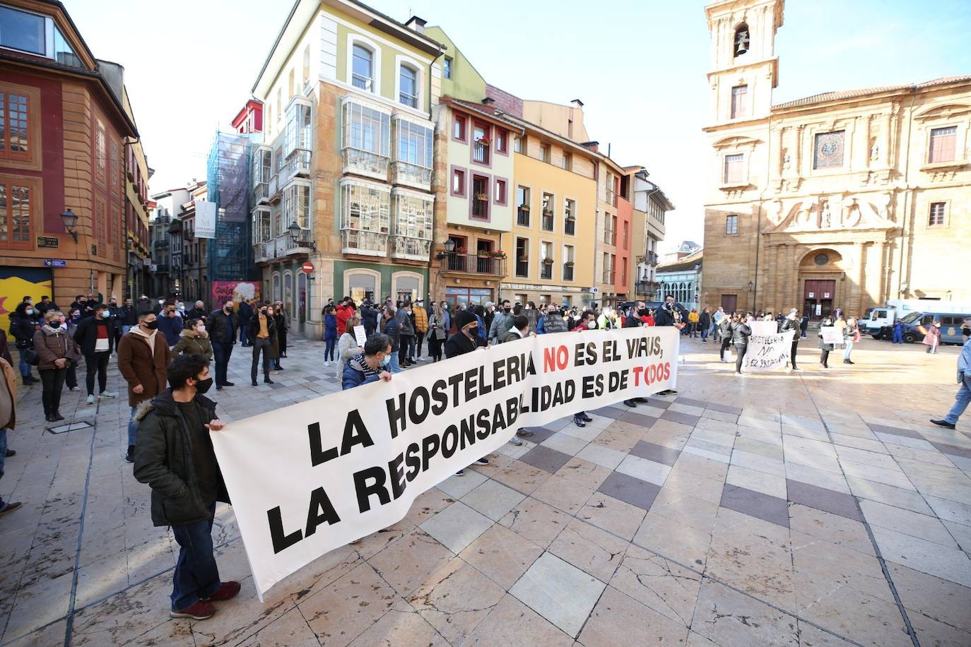 Miles de negocios en toda Asturias se han visto obligados a echar el cierre desde el pasado 4 de noviembre y mantendrán la persiana bajada al menos hasta el día 18. El objetivo es intentar frenar la segunda ola del coronavirus. Esta situación ha desembocado en manifestaciones de hosteleros y comerciantes distribuidas por todo el Principado y desarrolladas a lo largo de esta semana. Lugares como Gijón, Oviedo, Avilés, Mieres, Lugones, Valdés o Langreo han visto cómo sus hosteleros pedían que no se criminalice al sector, al tiempo que reclamaban ayudas compensatorias. 