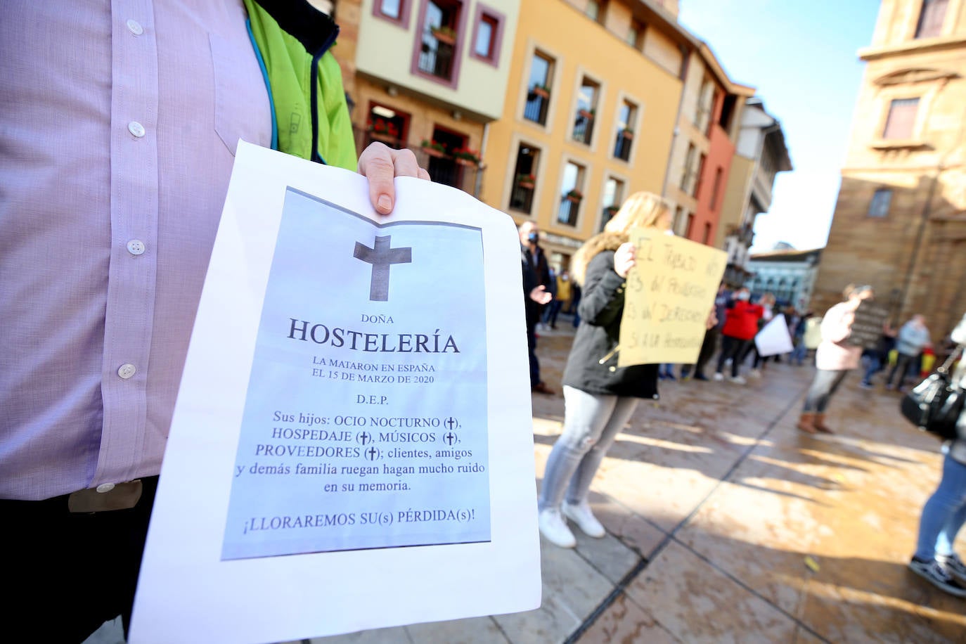 Miles de negocios en toda Asturias se han visto obligados a echar el cierre desde el pasado 4 de noviembre y mantendrán la persiana bajada al menos hasta el día 18. El objetivo es intentar frenar la segunda ola del coronavirus. Esta situación ha desembocado en manifestaciones de hosteleros y comerciantes distribuidas por todo el Principado y desarrolladas a lo largo de esta semana. Lugares como Gijón, Oviedo, Avilés, Mieres, Lugones, Valdés o Langreo han visto cómo sus hosteleros pedían que no se criminalice al sector, al tiempo que reclamaban ayudas compensatorias. 