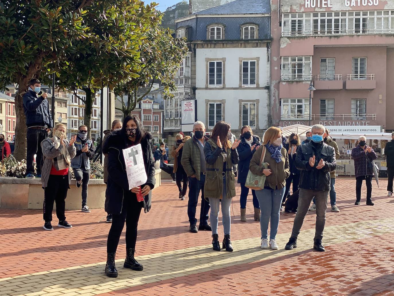 Miles de negocios en toda Asturias se han visto obligados a echar el cierre desde el pasado 4 de noviembre y mantendrán la persiana bajada al menos hasta el día 18. El objetivo es intentar frenar la segunda ola del coronavirus. Esta situación ha desembocado en manifestaciones de hosteleros y comerciantes distribuidas por todo el Principado y desarrolladas a lo largo de esta semana. Lugares como Gijón, Oviedo, Avilés, Mieres, Lugones, Valdés o Langreo han visto cómo sus hosteleros pedían que no se criminalice al sector, al tiempo que reclamaban ayudas compensatorias. 