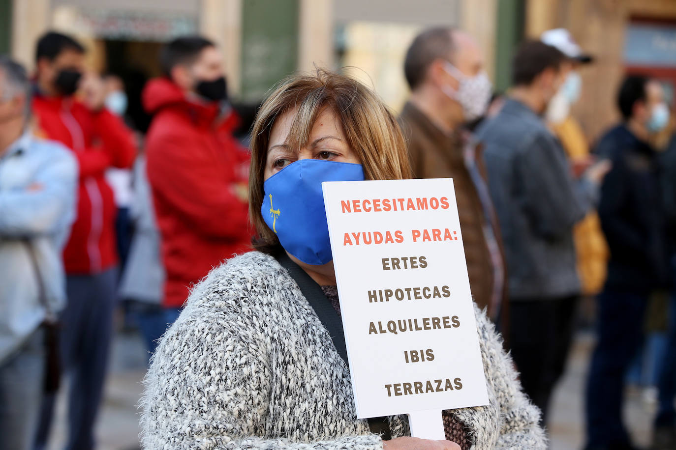 Miles de negocios en toda Asturias se han visto obligados a echar el cierre desde el pasado 4 de noviembre y mantendrán la persiana bajada al menos hasta el día 18. El objetivo es intentar frenar la segunda ola del coronavirus. Esta situación ha desembocado en manifestaciones de hosteleros y comerciantes distribuidas por todo el Principado y desarrolladas a lo largo de esta semana. Lugares como Gijón, Oviedo, Avilés, Mieres, Lugones, Valdés o Langreo han visto cómo sus hosteleros pedían que no se criminalice al sector, al tiempo que reclamaban ayudas compensatorias. 