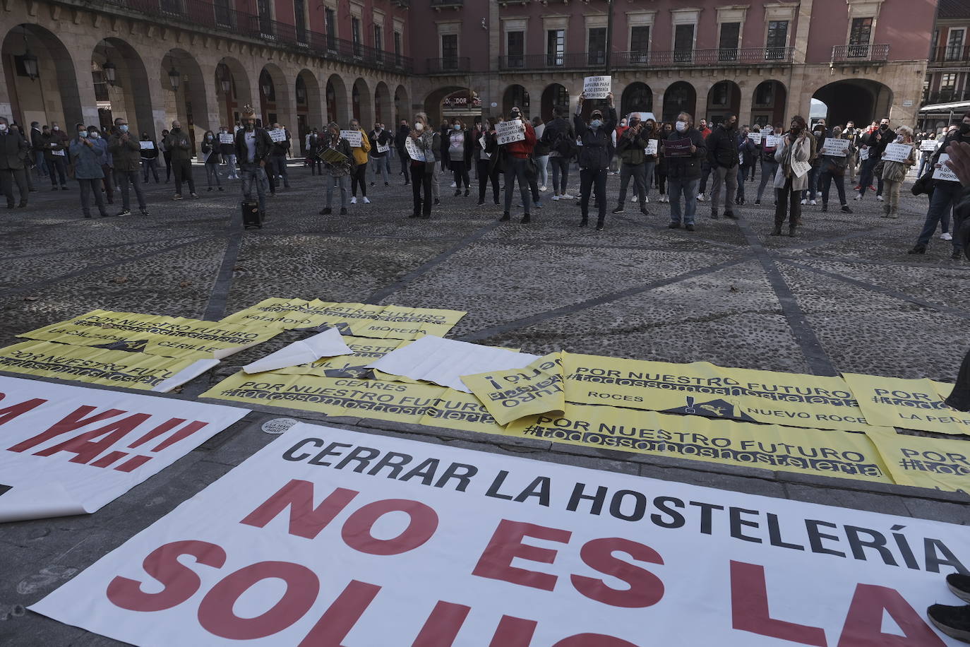 Miles de negocios en toda Asturias se han visto obligados a echar el cierre desde el pasado 4 de noviembre y mantendrán la persiana bajada al menos hasta el día 18. El objetivo es intentar frenar la segunda ola del coronavirus. Esta situación ha desembocado en manifestaciones de hosteleros y comerciantes distribuidas por todo el Principado y desarrolladas a lo largo de esta semana. Lugares como Gijón, Oviedo, Avilés, Mieres, Lugones, Valdés o Langreo han visto cómo sus hosteleros pedían que no se criminalice al sector, al tiempo que reclamaban ayudas compensatorias. 