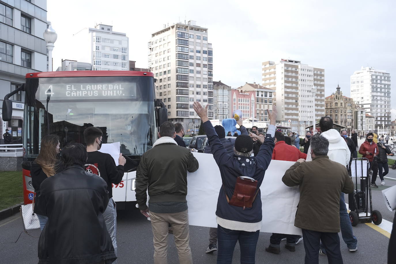 Miles de negocios en toda Asturias se han visto obligados a echar el cierre desde el pasado 4 de noviembre y mantendrán la persiana bajada al menos hasta el día 18. El objetivo es intentar frenar la segunda ola del coronavirus. Esta situación ha desembocado en manifestaciones de hosteleros y comerciantes distribuidas por todo el Principado y desarrolladas a lo largo de esta semana. Lugares como Gijón, Oviedo, Avilés, Mieres, Lugones, Valdés o Langreo han visto cómo sus hosteleros pedían que no se criminalice al sector, al tiempo que reclamaban ayudas compensatorias. 