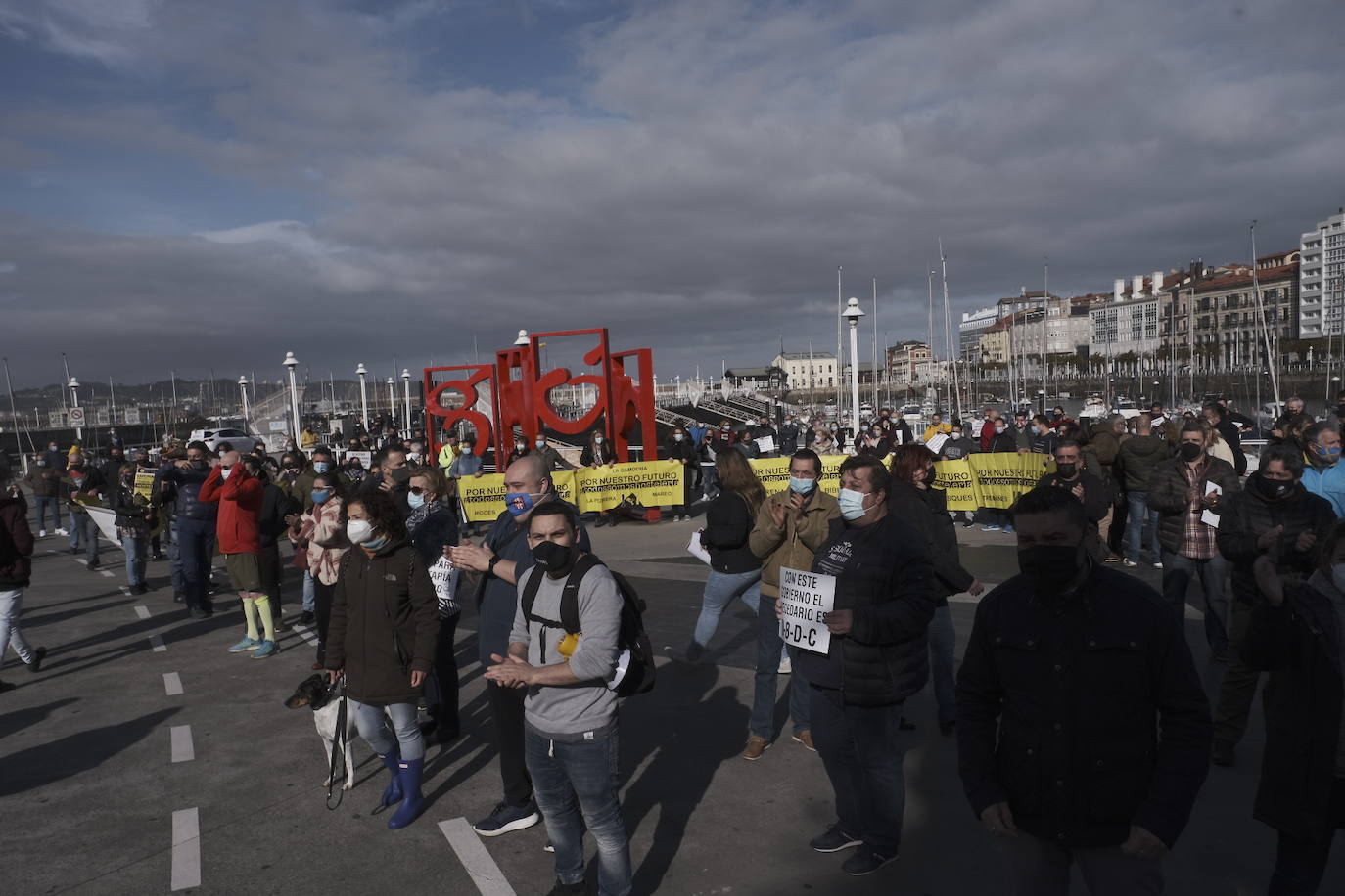 Miles de negocios en toda Asturias se han visto obligados a echar el cierre desde el pasado 4 de noviembre y mantendrán la persiana bajada al menos hasta el día 18. El objetivo es intentar frenar la segunda ola del coronavirus. Esta situación ha desembocado en manifestaciones de hosteleros y comerciantes distribuidas por todo el Principado y desarrolladas a lo largo de esta semana. Lugares como Gijón, Oviedo, Avilés, Mieres, Lugones, Valdés o Langreo han visto cómo sus hosteleros pedían que no se criminalice al sector, al tiempo que reclamaban ayudas compensatorias. 