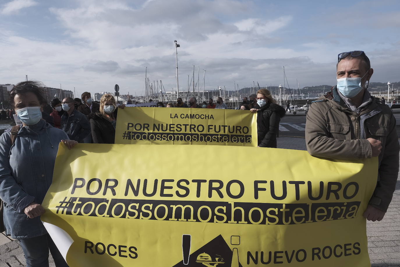 Miles de negocios en toda Asturias se han visto obligados a echar el cierre desde el pasado 4 de noviembre y mantendrán la persiana bajada al menos hasta el día 18. El objetivo es intentar frenar la segunda ola del coronavirus. Esta situación ha desembocado en manifestaciones de hosteleros y comerciantes distribuidas por todo el Principado y desarrolladas a lo largo de esta semana. Lugares como Gijón, Oviedo, Avilés, Mieres, Lugones, Valdés o Langreo han visto cómo sus hosteleros pedían que no se criminalice al sector, al tiempo que reclamaban ayudas compensatorias. 