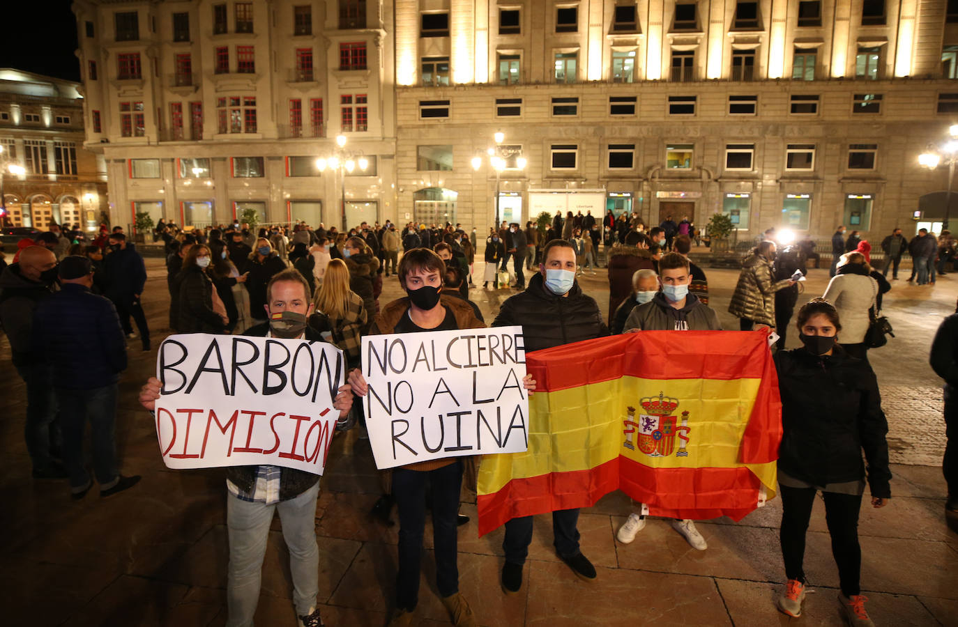 Miles de negocios en toda Asturias se han visto obligados a echar el cierre desde el pasado 4 de noviembre y mantendrán la persiana bajada al menos hasta el día 18. El objetivo es intentar frenar la segunda ola del coronavirus. Esta situación ha desembocado en manifestaciones de hosteleros y comerciantes distribuidas por todo el Principado y desarrolladas a lo largo de esta semana. Lugares como Gijón, Oviedo, Avilés, Mieres, Lugones, Valdés o Langreo han visto cómo sus hosteleros pedían que no se criminalice al sector, al tiempo que reclamaban ayudas compensatorias. 